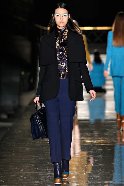 Look 15
